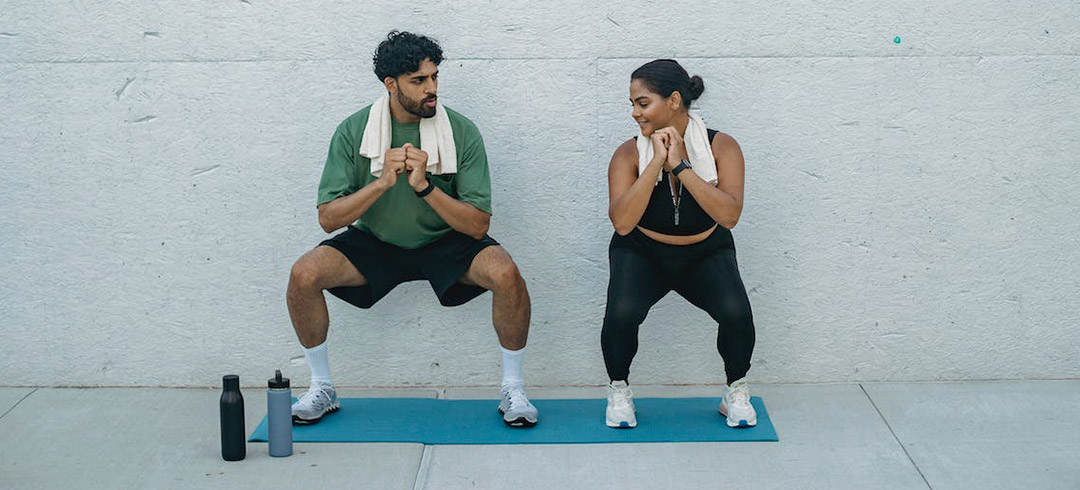 Dos personas haciendo ejercicio encima de una esterilla