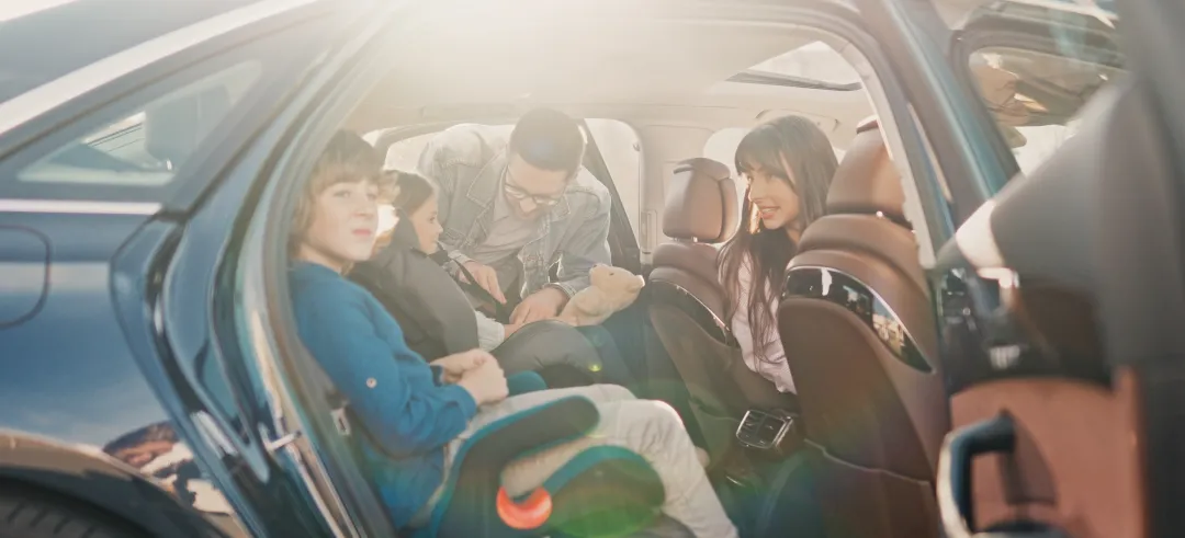 Coche con una familia en su interior