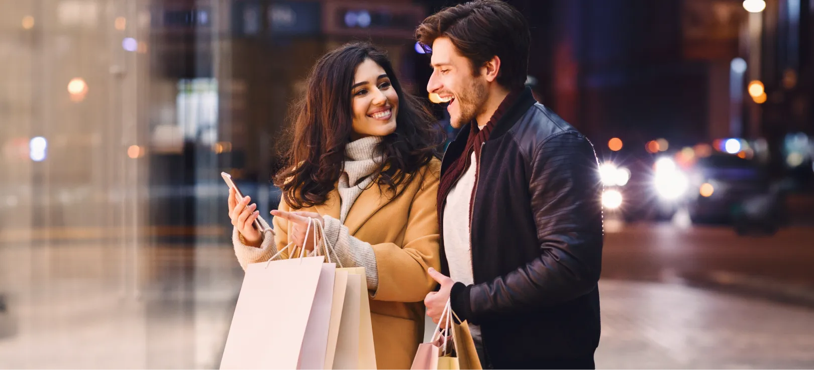 Pareja comprando durante el Black Friday