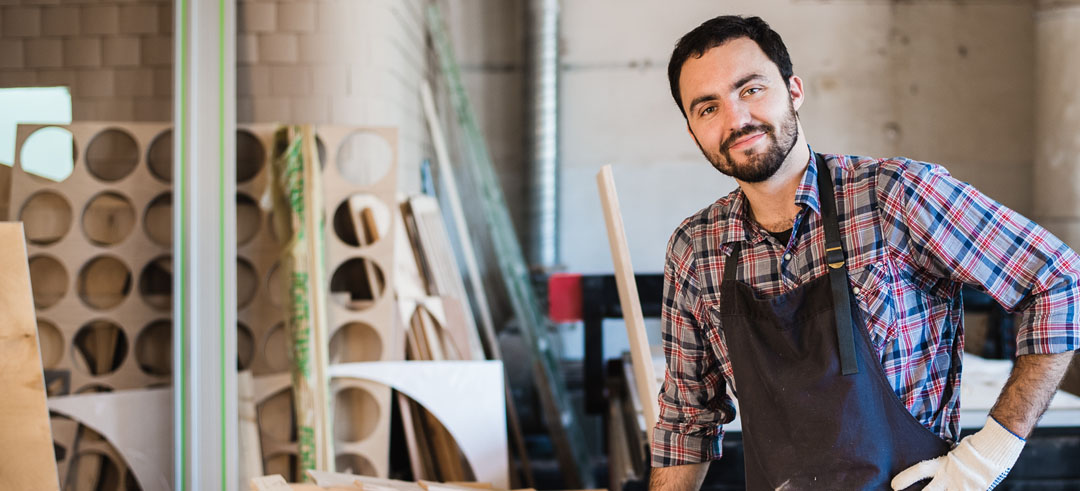 Carpintero trabajando en la fabrica